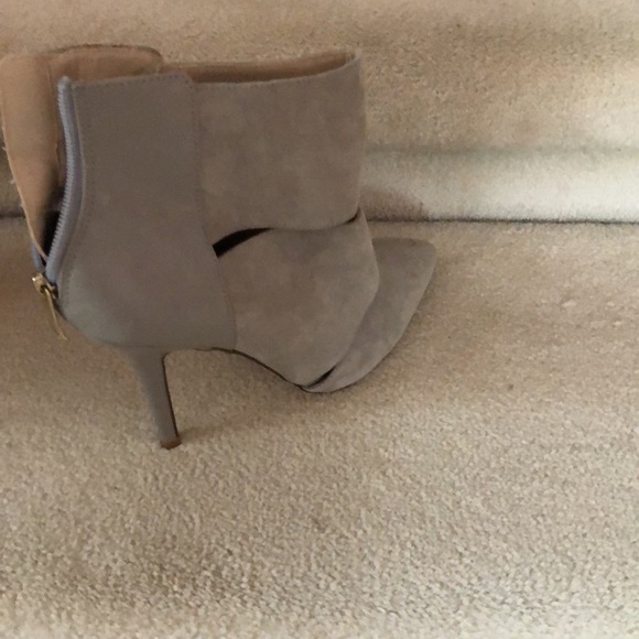 Gorgeous pair of grey/taupe dress shoes. Ladies 8. - Picture 4 of 9